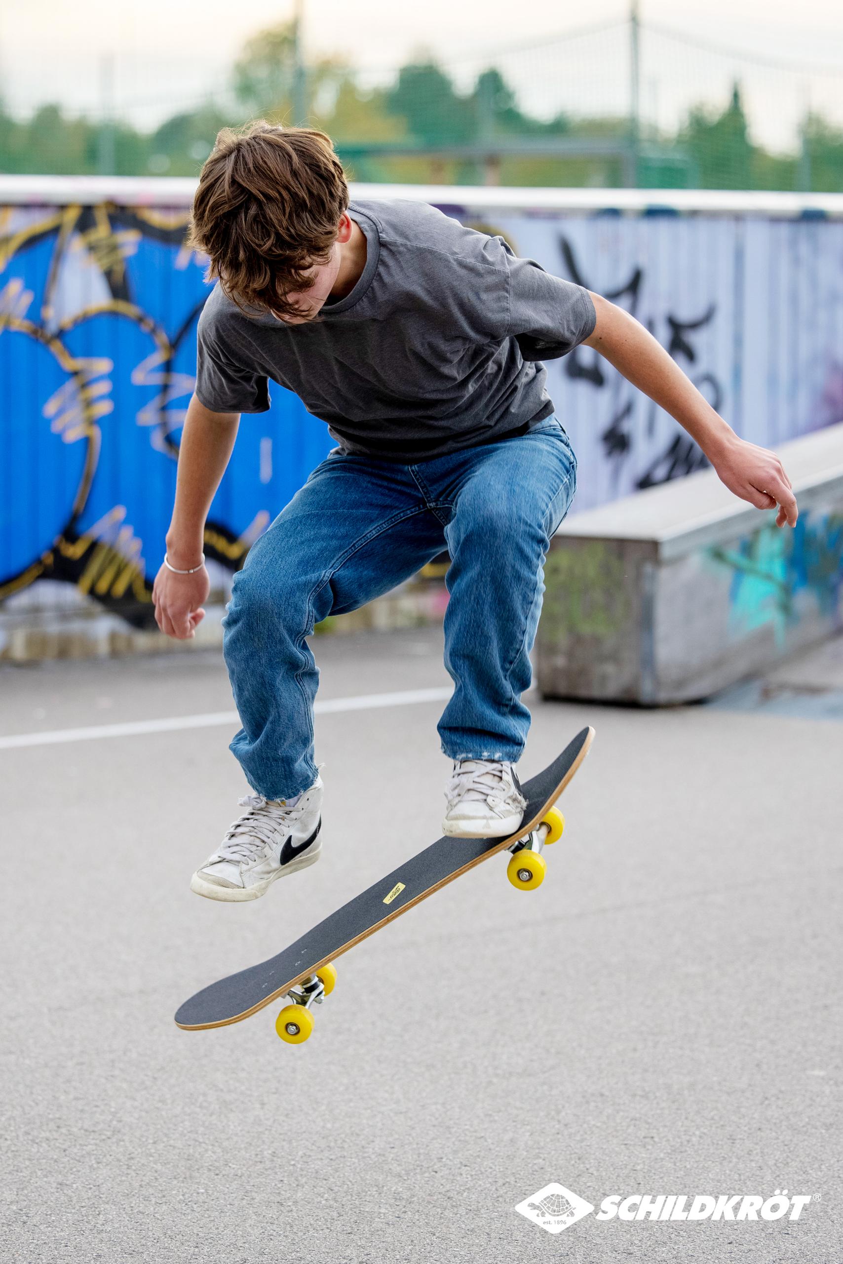 SCHILDKRÖT Skateboard Schildkröt Skateboard Kicker 31, Komplett-Board mit tollen Features für Einsteiger, konkave Deckform mit Doppel-Kick und Griptape, 9-lagiges Ahornholz, ABEC5 Kugellager, Design: Green Dog, 510604 - in Schwarz