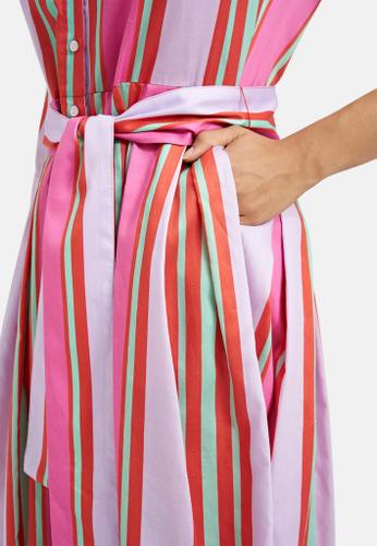 Dress with collar, placket, 3/4 sleeves, wide skirt and belt Rot 36