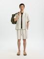 SLHRLXCAL SS SHIRT RESORT M Locker geschnitten - Egret